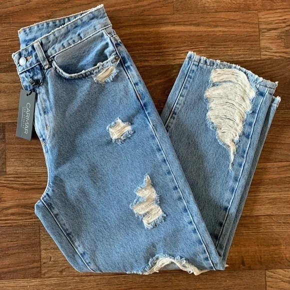 𝅺nwt CARMAR Women’s Distressed Jeans Size 26
          
      Boutique