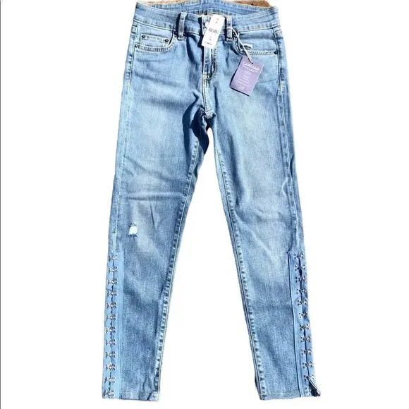 NWT CARMAR “Dion” Skinny Mid-Rise Light Wash Jeans W/ Claps Embellishment SZ 26
          
      NWT