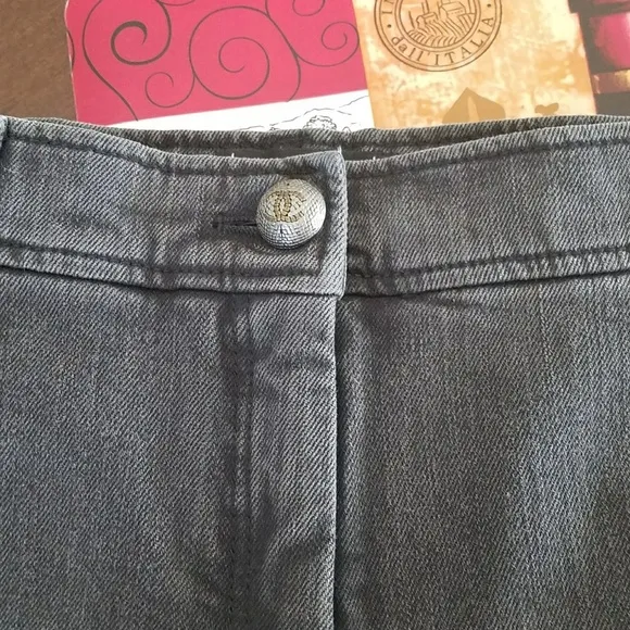 08c Chanel denin jeans nwt sz 44
          
      Boutique