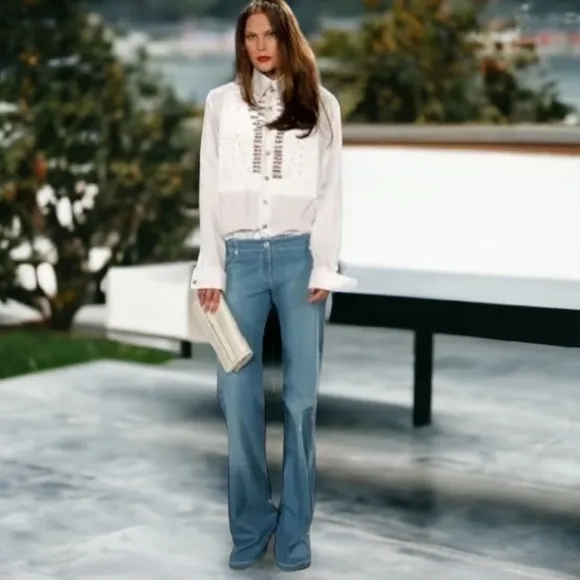 CHANEL Denim Pants in Light Blue with White Stitching and Flared Leg 42/8