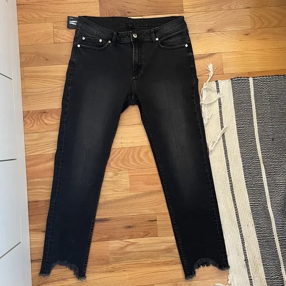 NWT Cheap Monday frayed hem “Common” jeans size 28
          
      NWT