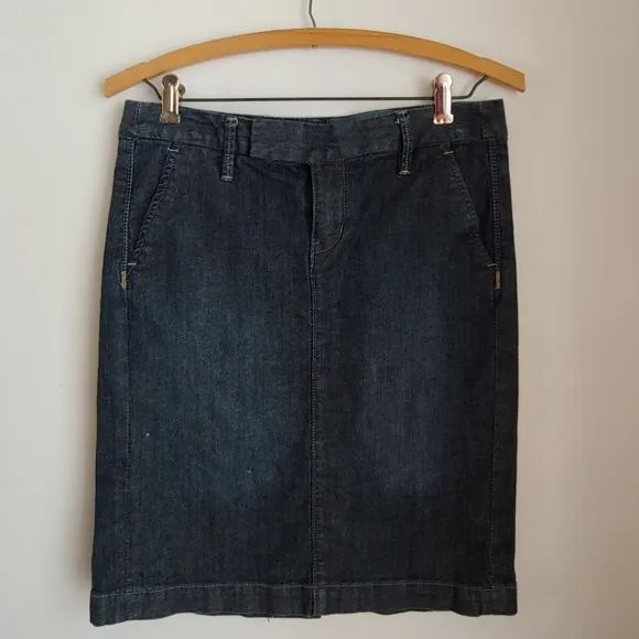 CONVERSE DISTRESSED DENIM SKIRT SIZE 2